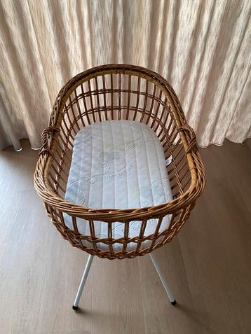 Rotan wieg beschikbaar voor biedingen