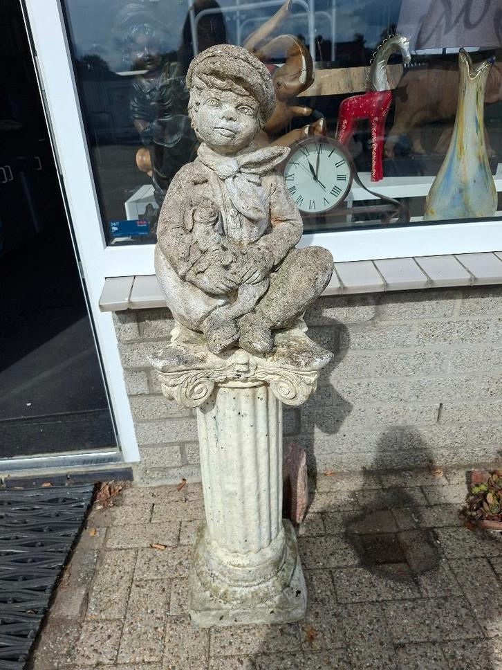 Tuinbeeld Jongen op Sokkel, Tuin en Terras, Tuinbeelden, Gebruikt, Beton, Ophalen