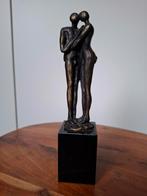 Bronzen beeld op marmeren voet. Twee naakte mannen, Ophalen of Verzenden, Brons