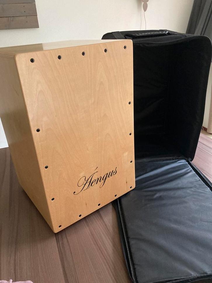 Áengus Cajon drumbox, zithoogte 46 cm, incl. gevoerde hoes, Muziek en Instrumenten, Percussie, Zo goed als nieuw, Ophalen of Verzenden