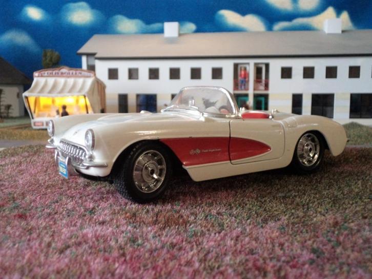 1/24 1957 Chevrolet Corvette Bburago Wit met rood i.z.g.st.., Hobby en Vrije tijd, Modelauto's | 1:24, Zo goed als nieuw, Bburago