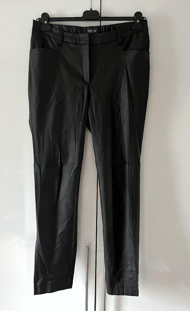 🍁Mooie zwarte lederlook broek van Inizia 42 44, Kleding | Dames, Broeken en Pantalons, Zo goed als nieuw, Maat 42/44 (L), Zwart