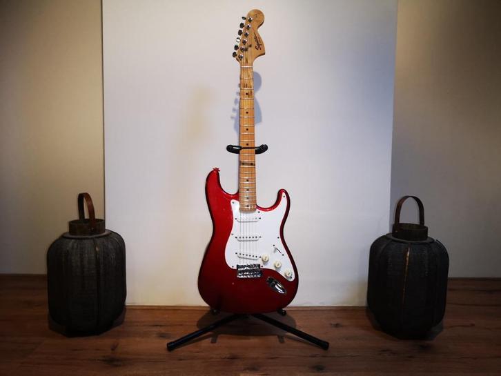 Fender Squier Stratocaster Electrische Gitaar met standaard, Muziek en Instrumenten, Snaarinstrumenten | Gitaren | Elektrisch