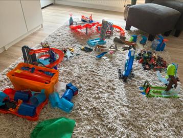 Grote hotwheels collectie met achtbanen en auto’s beschikbaar voor biedingen