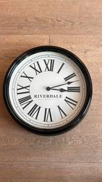 Riverdale klok, Huis en Inrichting, Woonaccessoires | Klokken, Ophalen, Zo goed als nieuw, Wandklok