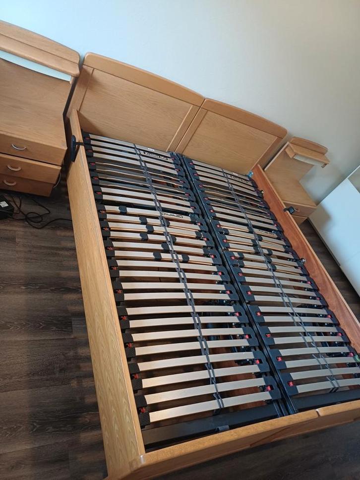 Tweepersoonsbed (160x200) + 2 nachtkastjes, Huis en Inrichting, Slaapkamer | Bedden, Gebruikt, Hout, Bruin, Verstelbaar, Ophalen