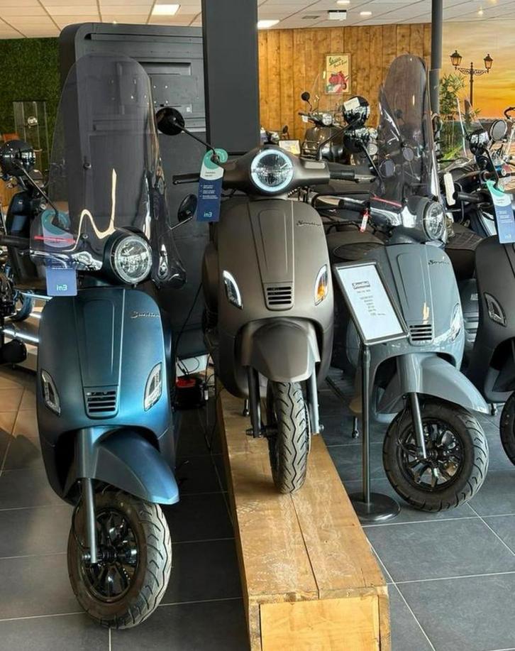 ❗️NIEUWE SANTINI CAPRI SCOOTERS ALLE KLEUREN IN SHOWROOM ❗️, Fietsen en Brommers, Snorfietsen en Snorscooters, Zo goed als nieuw