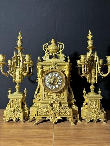 (88) Antieke Franse Bronzen Regency Pendule + Kandelaren beschikbaar voor biedingen