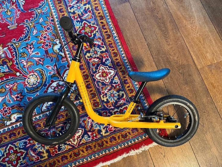 B’Twin loopfiets – geel – met handrem, Kinderen en Baby's, Speelgoed | Buiten | Voertuigen en Loopfietsen, Zo goed als nieuw, Loopfiets