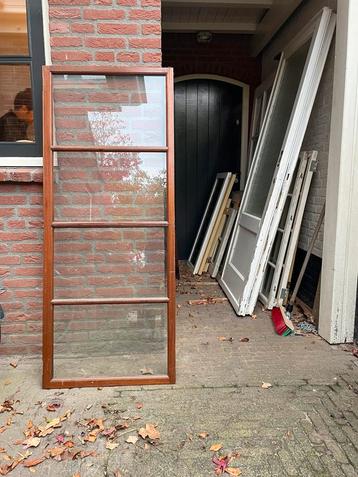 4 hardhouten deurtjes met glas: 65 x 138 cm beschikbaar voor biedingen