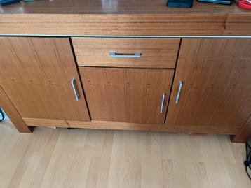 Mooie houten dressoir kast beschikbaar voor biedingen
