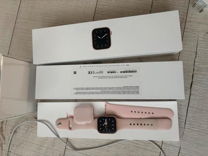 Apple Watch Series 5 Rosé Goud 40mm, Sieraden, Tassen en Uiterlijk, Smartwatches, Gebruikt, iOS, Roze, Afstand, Waterdicht, Ophalen of Verzenden