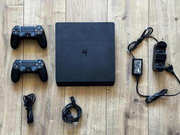 PS4 met account (10+ games) + 2 controllers + oplader beschikbaar voor biedingen