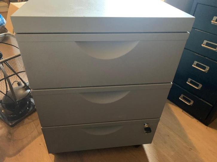 Grijze ladekast met sleutel - Maastricht, Huis en Inrichting, Kasten | Roldeurkasten en Archiefkasten, Gebruikt, Minder dan 100 cm