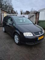 Volkswagen Touran 1.6 85KW 2003 Zwart, Auto's, Stof, Zwart, Origineel Nederlands, 75 €/maand