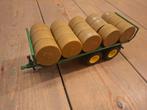 Siku kar 15 balen john deere kleur, Hobby en Vrije tijd, Modelauto's | 1:32, Ophalen of Verzenden, Zo goed als nieuw, Tractor of Landbouw