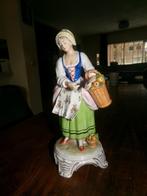 Porselein Beeld - Germany - Sitzendorf - Vrouw met Fruit, Antiek en Kunst, Antiek | Porselein, Ophalen of Verzenden