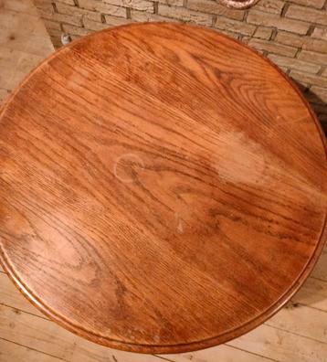 Antieke Salontafel met Driepoot beschikbaar voor biedingen