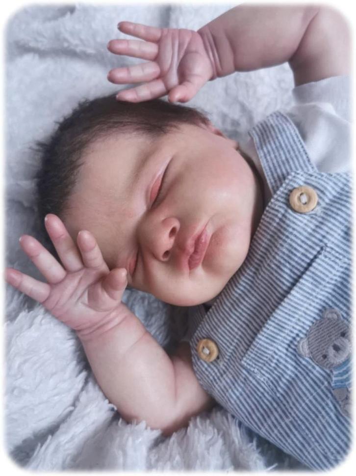 Reborn baby Max, Verzamelen, Poppen, Nieuw, Babypop, Levensecht of Reborn, Ophalen of Verzenden