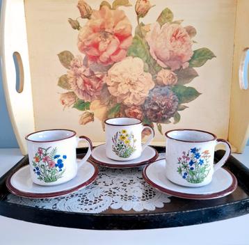 3 vintage kop en schotels met wilde bloemen beschikbaar voor biedingen