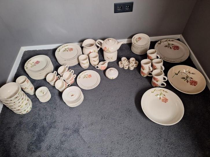 Servies a rose is a rose by Jet, Huis en Inrichting, Keuken | Servies, Zo goed als nieuw, Bord(en), Overige stijlen, Porselein
