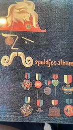 Speldjesalbum met groot assortiment spelden (ruim 300 stuks), Verzamelen, Speldjes, Pins en Buttons, Ophalen of Verzenden, Gebruikt