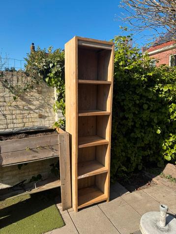 Steigerhouten kast beschikbaar voor biedingen