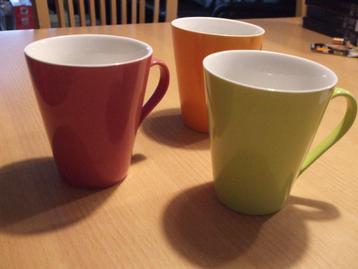 Te koop set gekleurde mokken.(nieuw). beschikbaar voor biedingen