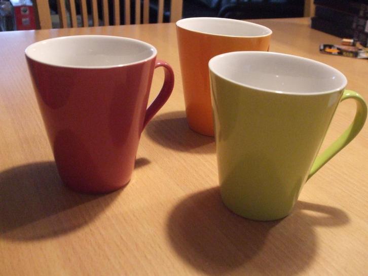 Te koop set gekleurde mokken.(nieuw)., Huis en Inrichting, Keuken | Servies, Nieuw, Kop(pen) en/of Schotel(s), Overige stijlen