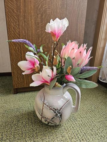 mooie oude vaas met zijden bloemen beschikbaar voor biedingen