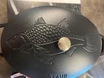 Nieuwe Staub 32 cm ovenschaal met visdeksel La Mer, Gietijzer, Nieuw, Ophalen of Verzenden, Staub