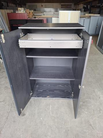 Gratis MDF draaideurkast met lade en legborden
