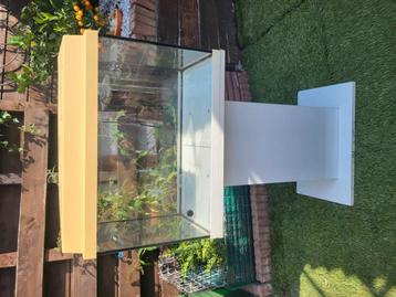 Aquarium met bijbehorende onderstel  beschikbaar voor biedingen