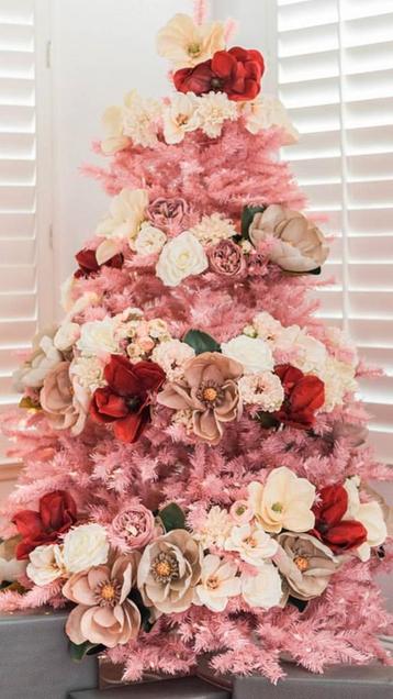 Kerstboom roze met verlichting en zijdebloemen beschikbaar voor biedingen