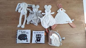 Set voor baby - knuffels en zachte boekjes beschikbaar voor biedingen