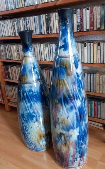 2 zware grote vazen, emaille,75 en 67cm beschikbaar voor biedingen