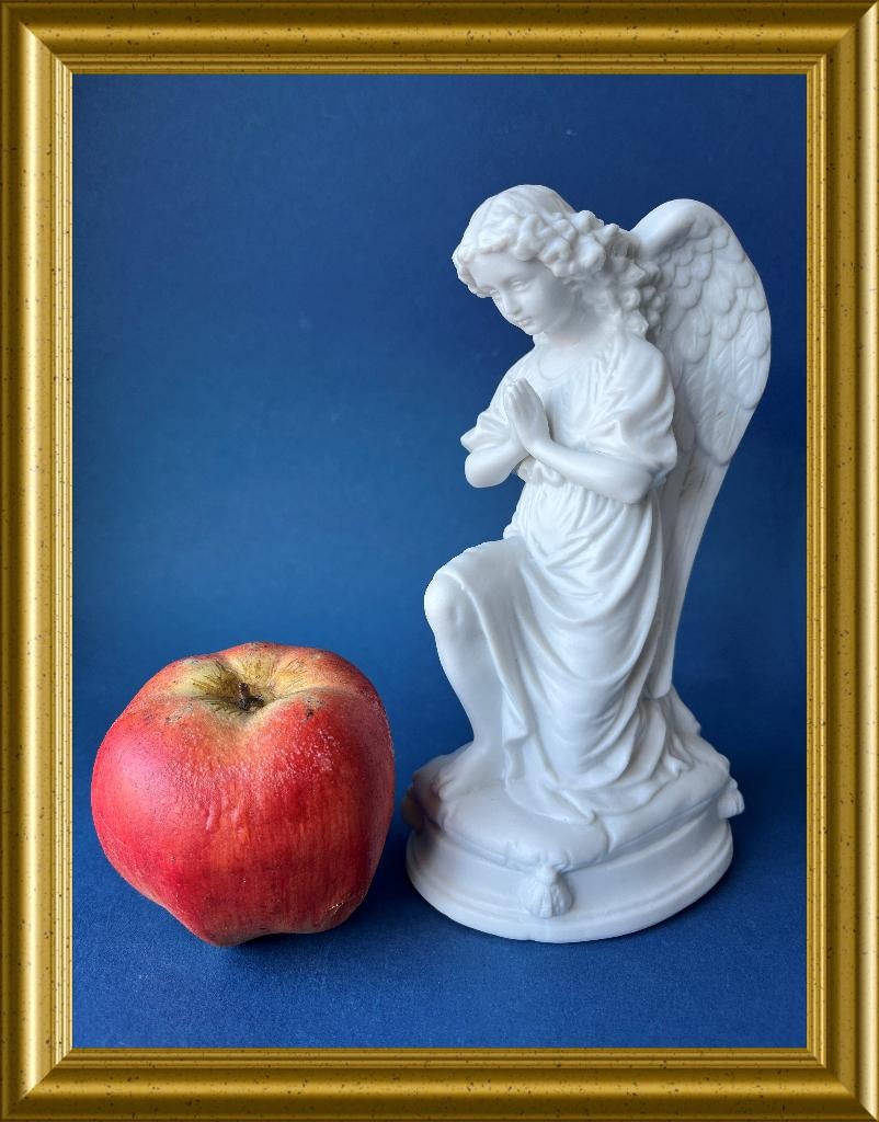 Antieke witte biscuit porseleinen knielende engel, Ophalen of Verzenden