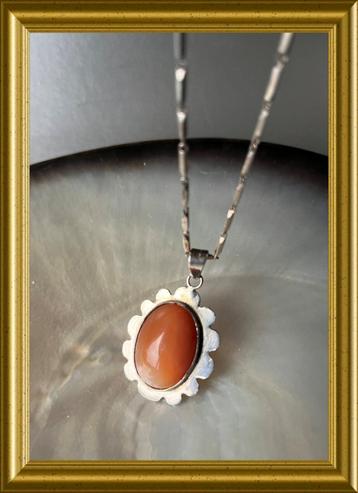 Oude zilveren hanger aan lange zilveren ketting beschikbaar voor biedingen