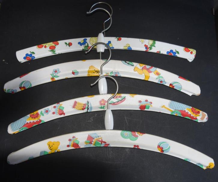 4 Vrolijke Vintage Kledinghangers baby / kind + beren, Kinderen en Baby's, Kinderkamer | Inrichting en Decoratie, Gebruikt, Overige typen