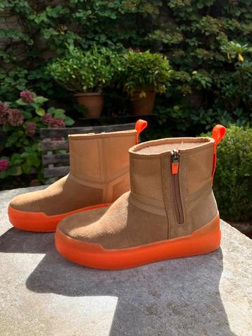Ugg Classic tech mini boot beschikbaar voor biedingen