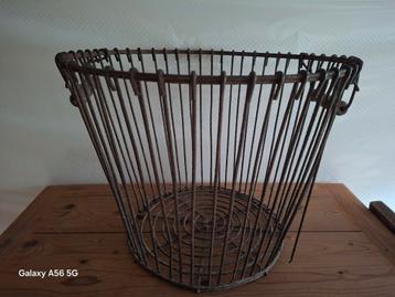 Vintage Draadmand met Houten Handvat beschikbaar voor biedingen