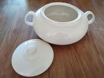 Witte terrine met Deksel beschikbaar voor biedingen