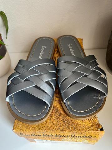 Salt water sandalen/ slippers zilver, maat 6 (EU 38/ 38,5) beschikbaar voor biedingen