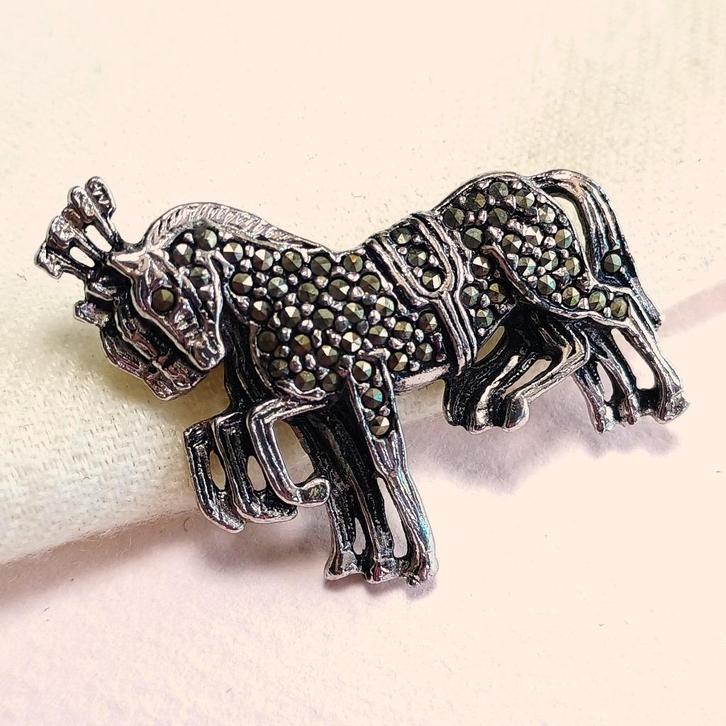 Vintage broche dressuur paarden paard marcasiet jaren '60, Sieraden, Tassen en Uiterlijk, Broches, Zo goed als nieuw, Overige materialen