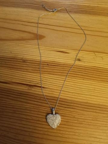 Zilveren ketting met hanger van een hartje beschikbaar voor biedingen