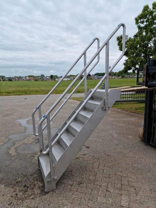 RVS trap met leuningen, Doe-het-zelf en Verbouw, Ladders en Trappen, Zo goed als nieuw, Minder dan 2 meter, Ophalen of Verzenden
