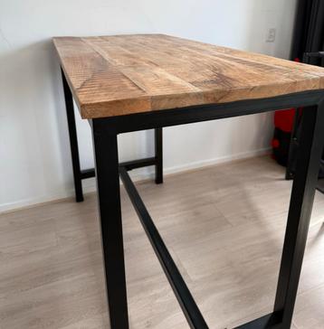 Prachtige hoge tafel industriële look met houten blad beschikbaar voor biedingen