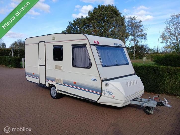 Adria 4250 TK, 5-Slaapplaatsen, Stapelbed Nette Caravan!, Caravans en Kamperen, Caravans, Bedrijf, tot en met 5, 750 - 1000 kg