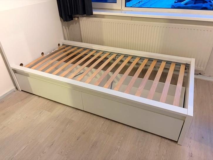 Wit Malm IKEA bedframe - Eenpersoons, Huis en Inrichting, Slaapkamer | Bedden, Zo goed als nieuw, Eenpersoons, 90 cm, 200 cm, Overige materialen