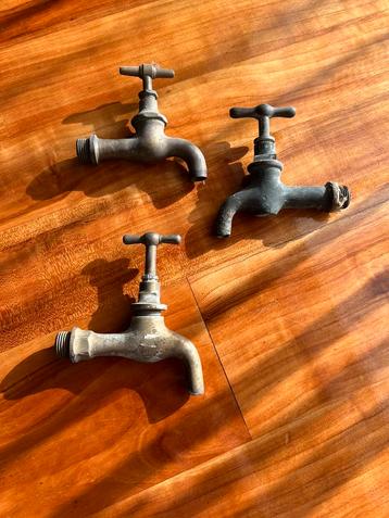 3 antieke bronzen kranen beschikbaar voor biedingen